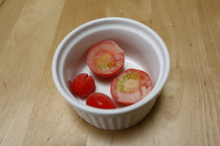 ミニトマトを凍らすことで、一口アイスに変身！暑い日のおやつにおすすめ。 ※お子様は少し解凍してから、半分に切ってお召し上がりください。