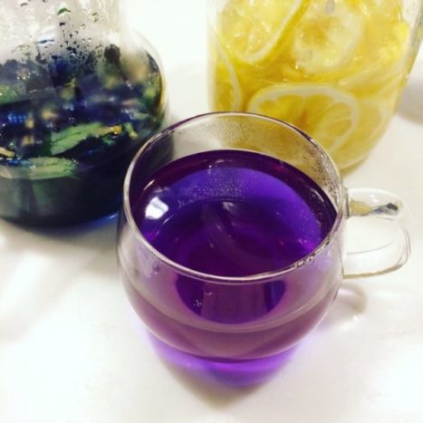 レモンシロップをプラスした鮮やかな紫色のハーブティー