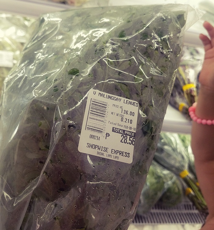 セブ島では「MALUNGGAY　LEAVES」という名前で、日本の葉物野菜のように販売されています。結構大きめの束ですが、2018年4月10日のレートでは一束約60円です。