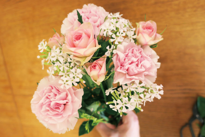 2021年の母の日は、5月9日（日）。 母の日が近くなってきましたが、プレゼントはもう決まりましたか？ブーケや花束をプレゼントするという方も多いかと思います。そこで、花を贈るときに参考にしたいのが「花言葉」。「感謝」や「母への愛」などの花言葉を持つ花の中から、ギフトやプレゼントに向いている花を5つご紹介します。