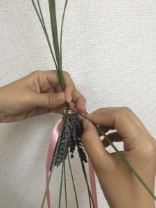 またリボンを茎の下を通し、これを繰り返します。