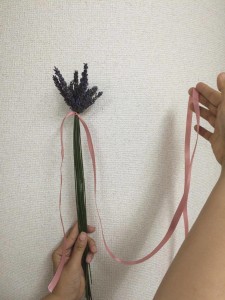 くくるときは、片方を30cmくらいにし、もう片方が長くなるようにしましょう。