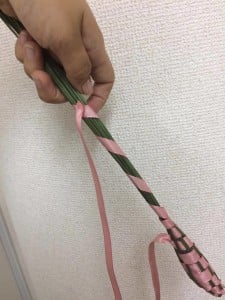 折り返したら、さっきとは逆巻きになるように穂の根元まで巻いていきます。
