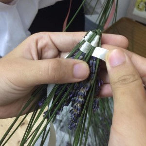 少し巻くとこんな感じになります。リボンの短い方は外に出さず、中に一緒に巻き込んでしまってください。