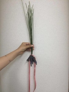 さかさまに持ちます。