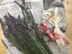 今回は18本使います。  今回は2本どりで作っているので、2×奇数本(14、22、26…)でも作ることができます。1本どりの場合は、奇数本で作ってください。同じくらいの長さのものを集めて使うと作りやすいです。