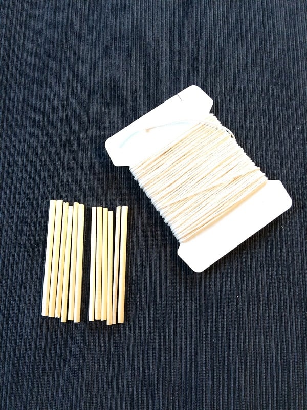 準備するものは同じ長さの麦わら12本と凧糸です。5cmの長さに揃えています。麦わらの代わりにストローを使ってもいいですよ。  麦わらで作るとナチュラルでどんなお部屋にも似合うオーナメントが出来上がります。麦わらは通販で入手可能。今回は、しっかり形を固定したかったので凧糸を使いました。凧糸だと針なしで糸を紡いでいくことができるので簡単です。麦わらで作る場合は先端部分が裂けやすいので気をつけましょう。