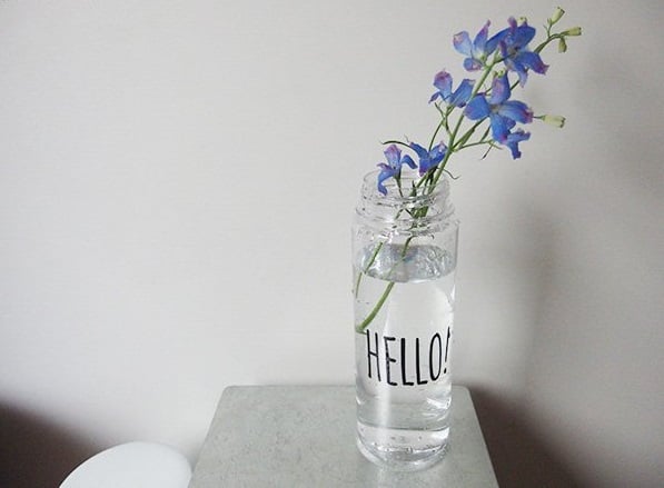 シンプルに花をいけてみても。茎の長さが短い場合は縁にかけるように飾れば落ちにくいです。