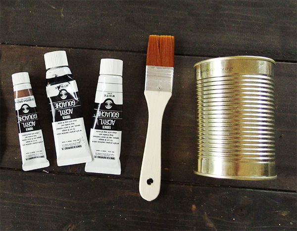 材料 ・空き缶 ・アクリル絵具 アクリル絵具は自宅にあったものを使用。(東急ハンズなどで購入)アクリル絵具は100円ショップでも取り扱いがあることも。 道具 ・ハケや筆 ・スポンジ ・油性マジック ・くぎ ・ハンマー ・スポンジ ・筆洗いのバケツ トマト缶の空き缶です。空き缶はよく洗って汚れを落としてから乾かしておきます。 洗う時に缶の切り口で怪我をしないように気をつけましょう。広い範囲を塗るのにハケで塗る方が早くさっと塗れるので便利です。筆は細かいところをペイントする時に使います。