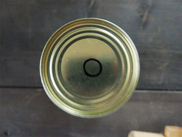 油性マジックで円を描き、直径1cmくらいの穴を底に開けます。