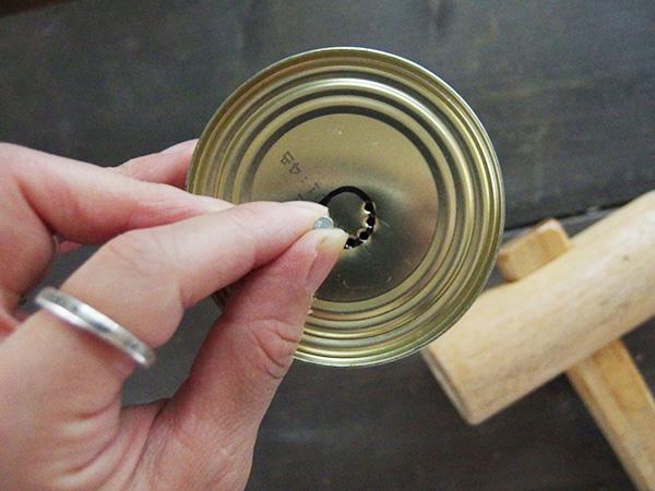 描いた円に沿ってくぎで穴を開けます。