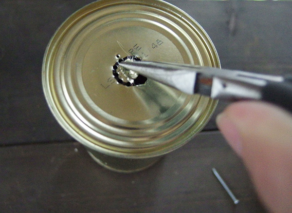 ペンチを使ってでくり抜きます。