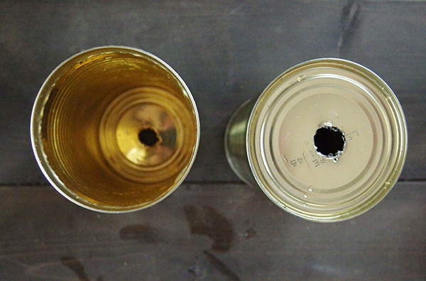 大きく穴を開けるのが手間な場合は、くぎで5.6か所穴を開けるでもよいでしょう。水が抜ける穴が開いていればOKです。これで穴あけ完了。