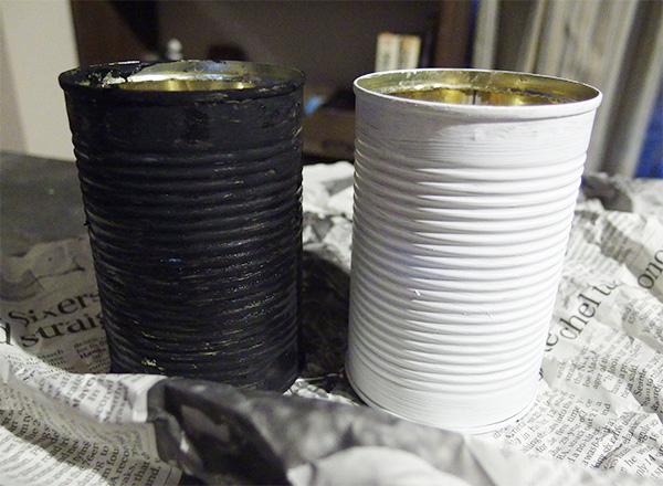 今回は黒と白の2カラーのペイントをします。ベースカラーを塗ります。この時アクリル絵具に水が多いと塗りにくい場合があります。ハケを使ってアクリル絵具を全体に塗ります。上の縁もお忘れなく。塗り終えたら乾かします。