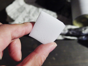 スポンジは今回は家にあったメラミンスポンジをカットして使います。スポンジならメイク用のなどでもOK。