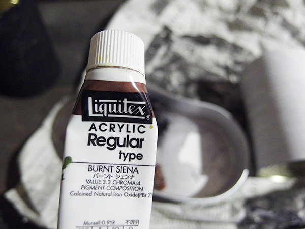 茶色のアクリル絵具を使います。