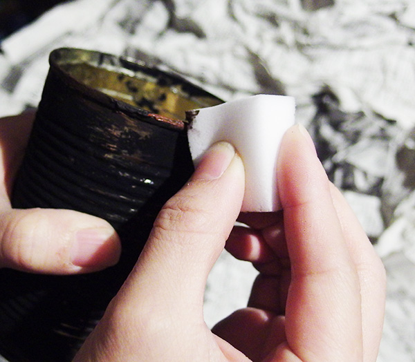 乾く前にスポンジでポンポンとなじませていきます。 下の部分も上同じように塗っていき、上の方が下よりもサビ部分を濃いめにするとサビた感じがはっきりとして、ジャンク感がアップ!