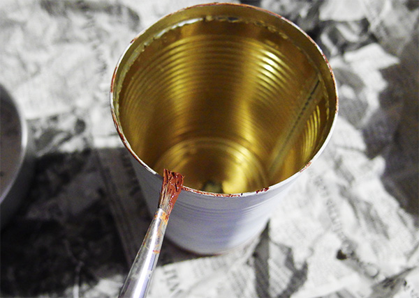 黒より茶色が目立ちやすいこともあり、ちょっとひと工夫が大事。黒と同様に茶色をトントンと重ねていきます。