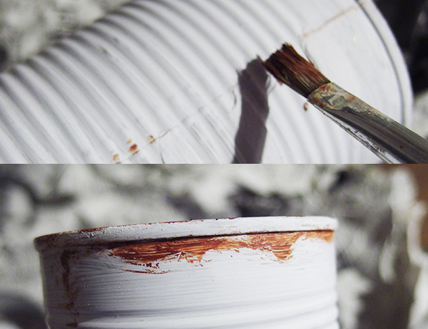 継ぎ目の部分と縁に茶色を塗ります。ちょっとアバウトにでOK。