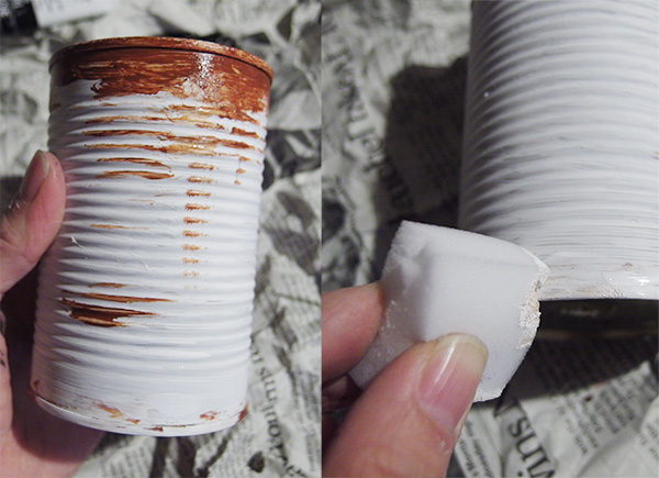 左はアバウトに茶色を足したもの。乾いてから、右のように白をスポンジでポンポンと重ねていきます。