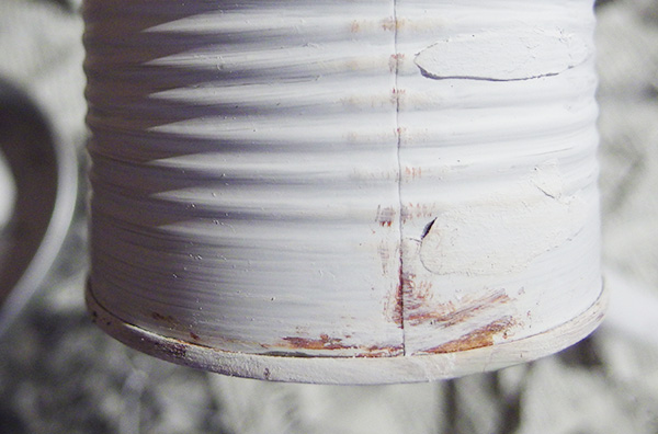 白を重ねることで茶色が馴染みます。擦れてサビてきている感じに。これを縁など全体に行います。