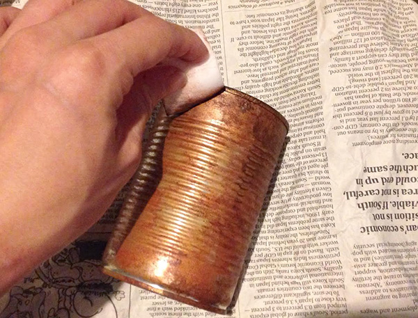 サビ多めにしたい場合は、茶色を全体にたくさんペイントしましょう。 スポンジでポンポンと馴染ませるようにのせていきます。この時、少し黒を混ぜたこげ茶色のアクリル絵具を上からトントンと足したりすると、なおサビ感アップ。