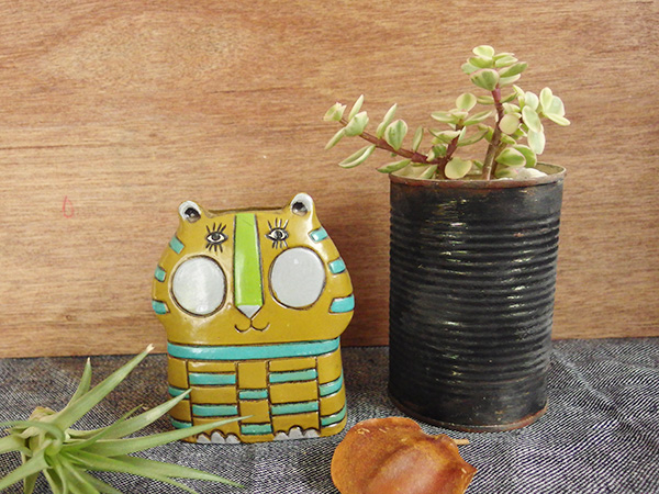 黒には多肉植物を。寄せ植えにもよさそう。ドライフラワーなどとも相性バツグン。