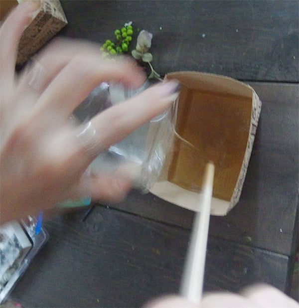 溶かしたワックスを型に流し込みます。流しこんでから固まらないうちにアロマオイルを10滴～15滴ほど入れ手早くかき混ぜます