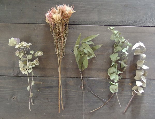 スワッグはドライフラワーを使っても作ることができます。ドライフラワーは少しの力で折れたり花がバラバラになってしいますので慎重に優しく扱います。大きなスワッグを作った時の余った材料を活かして作ってもよいでしょう。