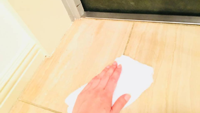 3　玄関の床を雑巾で拭きましょう。  床を吹くことは玄関掃除のマストです！綺麗に水拭きした後の玄関の清々しさに、誰もが気が付くほどの良い気が満ち溢れることでしょう。