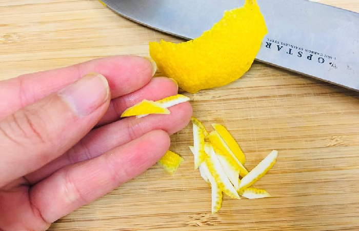 柚子の皮を薄くむき、包丁で細切りします。