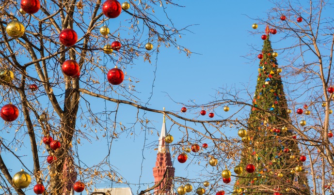 正解は「ロシアの新年」です。まるでクリスマスのようですね。  日本ではクリスマスツリーとして認知されているこの飾りつけは、ロシアでは「ヨールカ」といって年末から年明け1月14日ごろまで飾られているモミの木のことを意味します。  ちなみにロシアのクリスマスは1月7日ですが、なぜ1月7日がクリスマスなんでしょうか？今回はちょっと変わったロシアのクリスマスとお正月についてご紹介します。