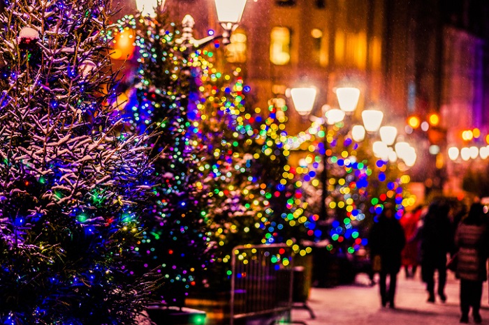ロシアでは12月末から新年、クリスマスをはさみ、1月14日ごろまでモミの木を飾ります。トルコでもロシアのように新年にクリスマスツリーを飾るそうです。  「ヨールカ」とは、ロシア語で〈小さなモミの木〉を意味します。ロシアでは、切り出したモミの若木に豆電球や綿雪などで飾りつけをし、年末と年始に主として子どものために行う祭りをヨールカというそうです。  1840年ころに西ヨーロッパからロシアに伝わったクリスマス･ツリーの風習とロシア独自の年末の習慣が合わさって、このような新年にツリーを飾る光景が見られるというわけです。