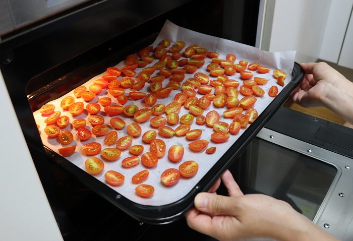 オーブンが温まったら、ミニトマトを30～40分ほどオーブンにかけて乾燥させます。