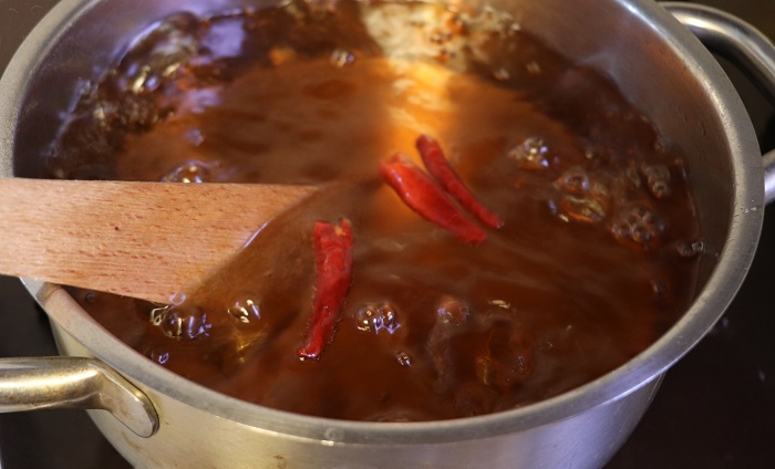 酢、水、砂糖、粗塩、赤とうがらしを鍋に入れてしっかり沸騰させます。