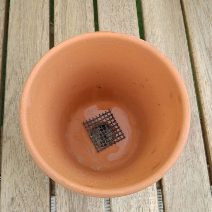 まず始めに軽石の流出防止と虫の侵入防止をするために、素焼き鉢に鉢底ネットを敷きます。