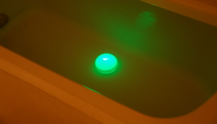 ランプのカラーも七色に変化するので、浴室の電気を暗くしてリラックスするのにぴったりです。そのまま浴槽に浮かべることもできますし、逆さにすると浴槽の中に沈めて水中でライトを楽しむこともできます。