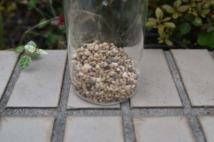 赤玉土は園芸以外でも使われています。一番多いのはメダカを入れたビオトープの底砂としての使い方です。  まず、赤玉土を振るいにかけ、微塵を取り除きます。