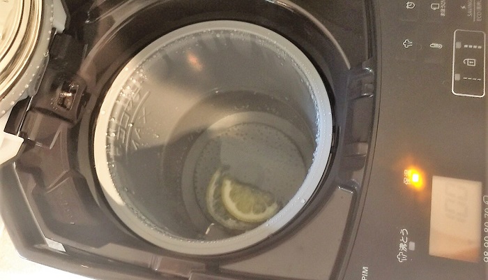 レモンの切れ端を入れて電気ポットを沸騰させると、ポット内のカルキが取れます。電気ケトルも同様。クエン酸を入れて沸騰させて掃除するのと同じ効果が得られます。お湯を捨てる時は注ぎ口のカルキも取れるので注ぎ口から捨てるようにしましょう。