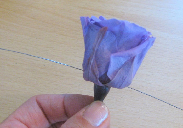 プリザーブドフラワーのバラのワイヤリングは、ひと手間かけておくと丈夫になり取れにくいです。  まず、ワイヤーを花の下の部分に挿して貫通させます。