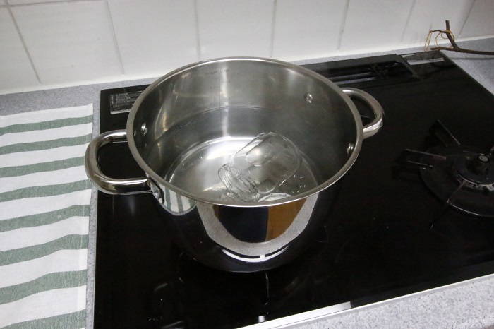 鍋にたっぷりの水を張り、沸騰したら広口瓶を入れます。そのまま2分以上煮て消毒します。