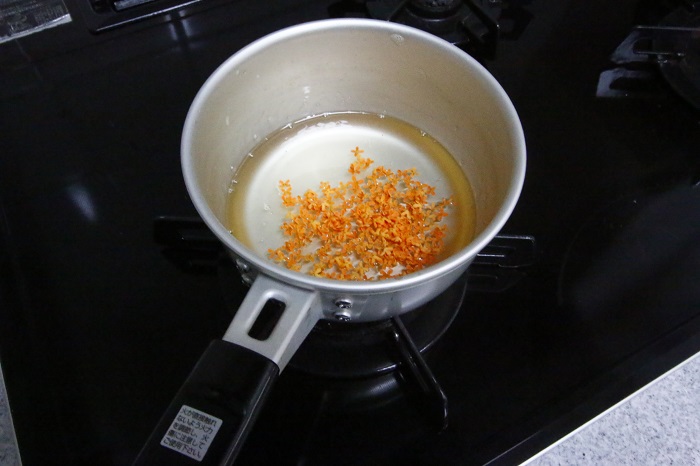 鍋の砂糖が煮溶けたら、金木犀(キンモクセイ)の花を加えて弱火で煮ます。長く煮込むと香りが飛ぶので、沸騰後3分程度で火を消しましょう。