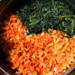 中国では桂花茶（けいかちゃ）といって、金木犀（きんもくせい）の花を乾燥させたお茶があります。 この桂花茶（けいかちゃ）は、金木犀（きんもくせい）の甘い香りでリラックス効果をもたらしてくれます。 日本では庭木の樹木として人気の金木犀（きんもくせい）ですが、中国ではより生活に根づいた、花茶としても存在感のある樹木なんです。 今回は片手にのる位の金木犀（きんもくせい）の花を使って、緑茶に金木犀（きんもくせい）の香りを移した、簡単な桂花茶（けいかちゃ）の楽しみ方をご紹介します。
