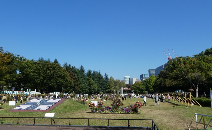日比谷公園は、近代的な洋風公園として日本で最初に誕生した公園です。首都の重要な施設が多いこの地域で、皇居とともに緑のオアシスとして多くの人を癒してきました。  そんな日比谷公園で毎年開催されているのが、日比谷公園ガーデニングショー。ガーデンやハンギングバスケットのコンテスト、植物や飲食物のテント販売など、見どころ盛りだくさんのイベントです。    ▼開催期間やアクセス情報をくわしく見たい方はこちら！  