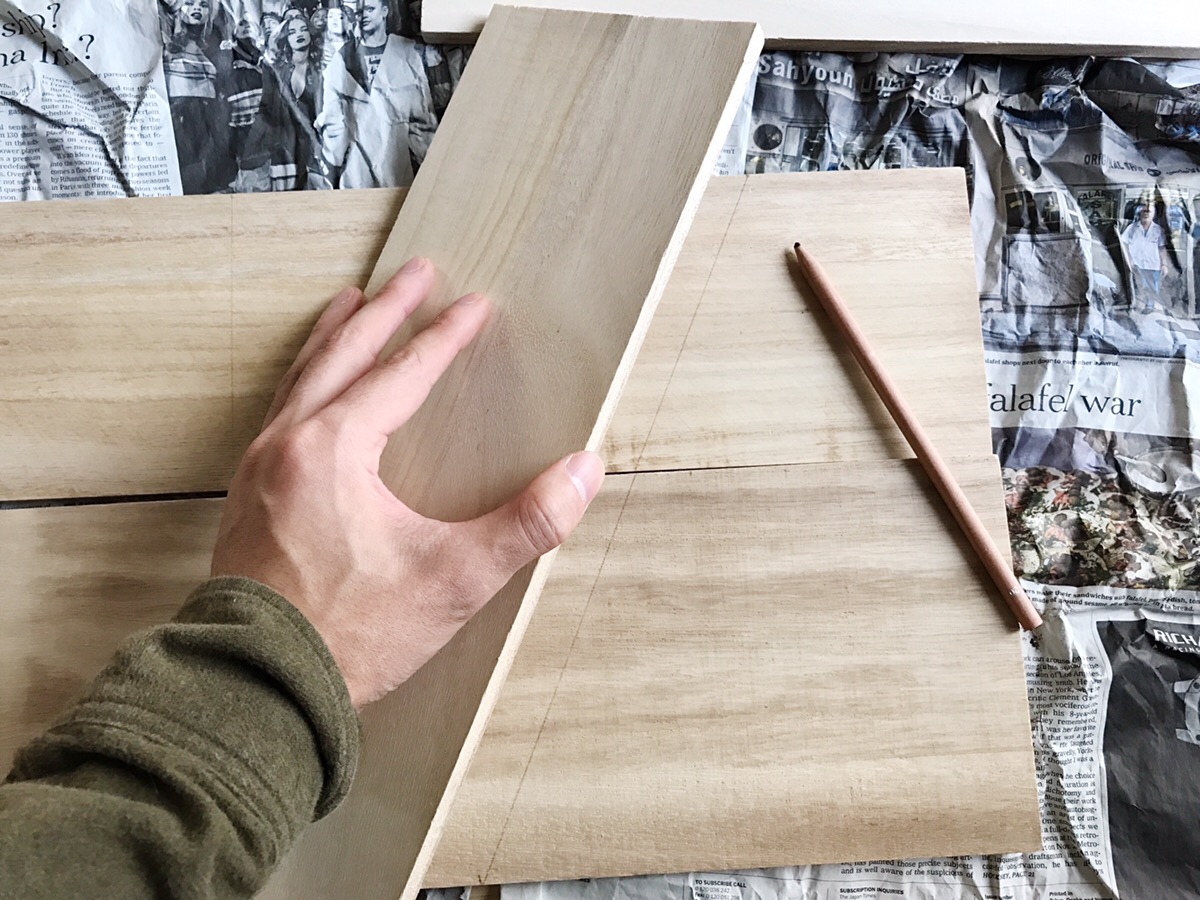 カットする木板は45×12cmと45×15cmを組み合わせたもの。