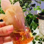 秋に外を散歩していると、時々甘い香りがしてきます。 そしてその香りは、オレンジ色の小さな花をたくさん付けた金木犀（きんもくせい）の香りだと気づきます。 いい香りですよね♪ この金木犀（キンモクセイ）が自宅に咲いているのなら、とことんその香りを楽しんでみませんか？ LOVEGREEN編集部では、金木犀をシロップやお茶、香水にモイストポプリなど、様々な方法で楽しんできましたが、まだまだ余すところなく金木犀を楽しみたい！そんな想いから、加湿器のアロマウォーターを金木犀で作ってみましたのでご紹介します。