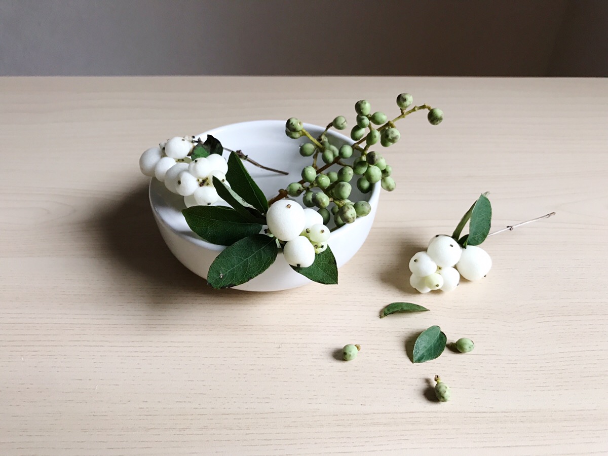 無造作に入れて、楽しんでみる。小さな花やクレマチスのようなつる性の動きのある植物を生け、テーブルに置いて楽しい食卓にするのもいいですね。