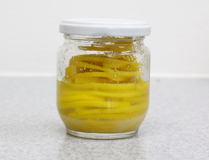 レモンを塩に漬けて熟成させた調味料で、モロッコではよく使われているそうです。