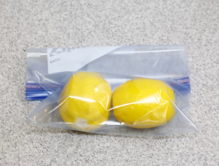 洗ったレモンは、フリーザーバッグなどに入れて丸のまま冷凍することができます。使うときはそのまますりおろすのが便利です。