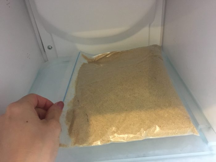 生の米ぬかは、ジップロックやペットボトルのような密封できる容器に入れ冷凍庫で保管しましょう。  食用として米ぬかを活用しようと思っている方は乾煎りして冷ました後、密閉できる容器に入れ、冷凍庫または冷蔵庫で保存しましょう。